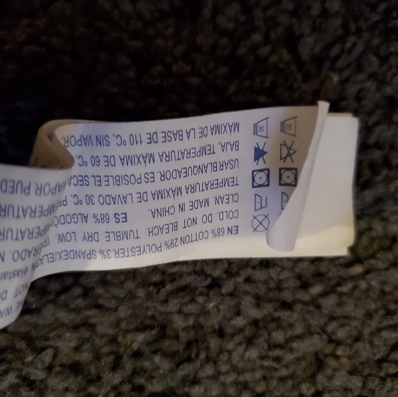 Cute cheery blouse! - Picture 4 of 4